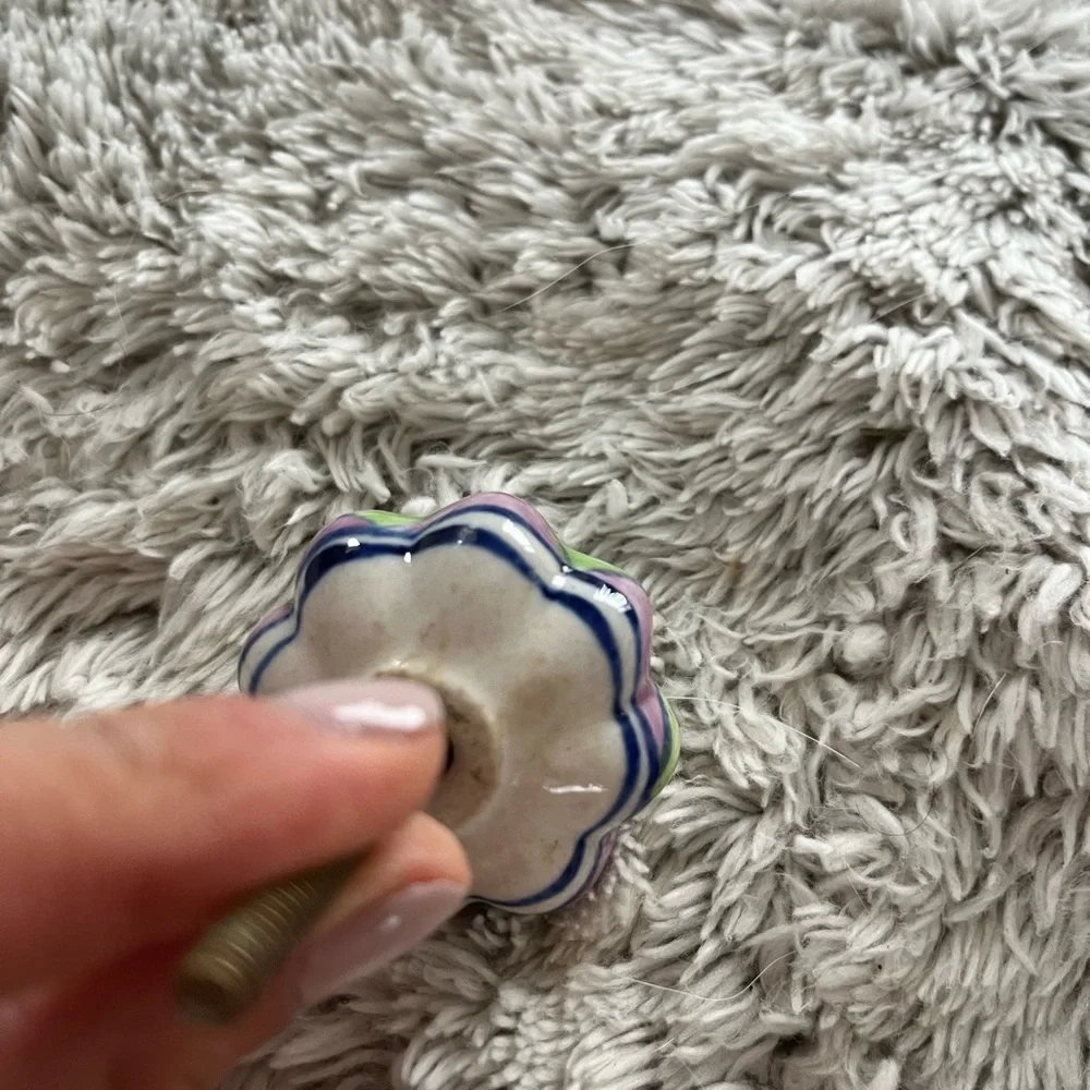 Two hand painted door knobs. - Picture 4 of 8